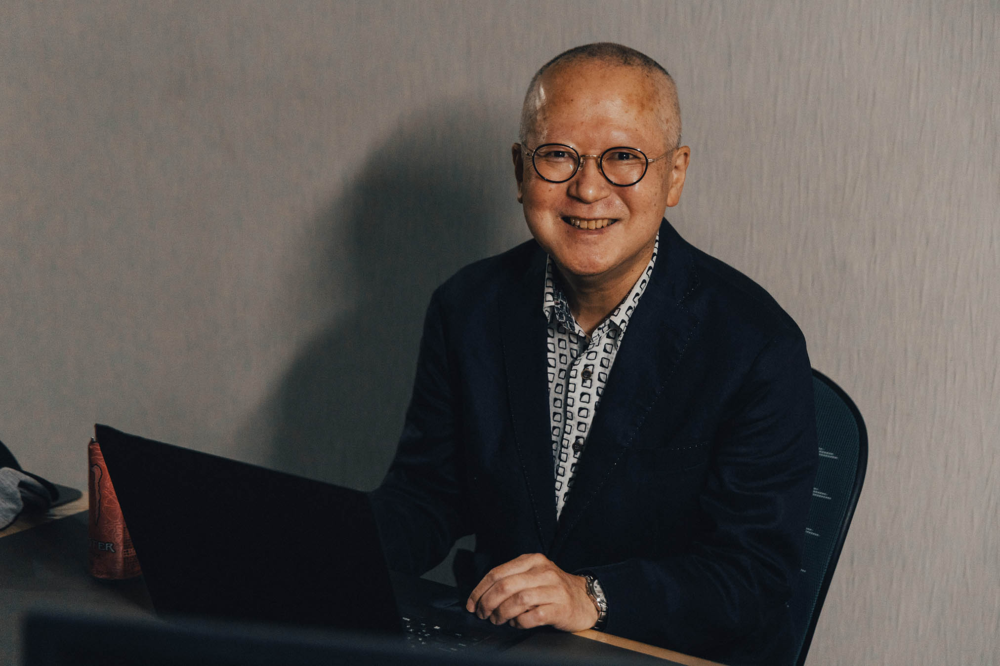 奇妙に笑っている